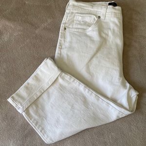 White capris! Like new! Gloria Vanderbilt Brand. Size: 14